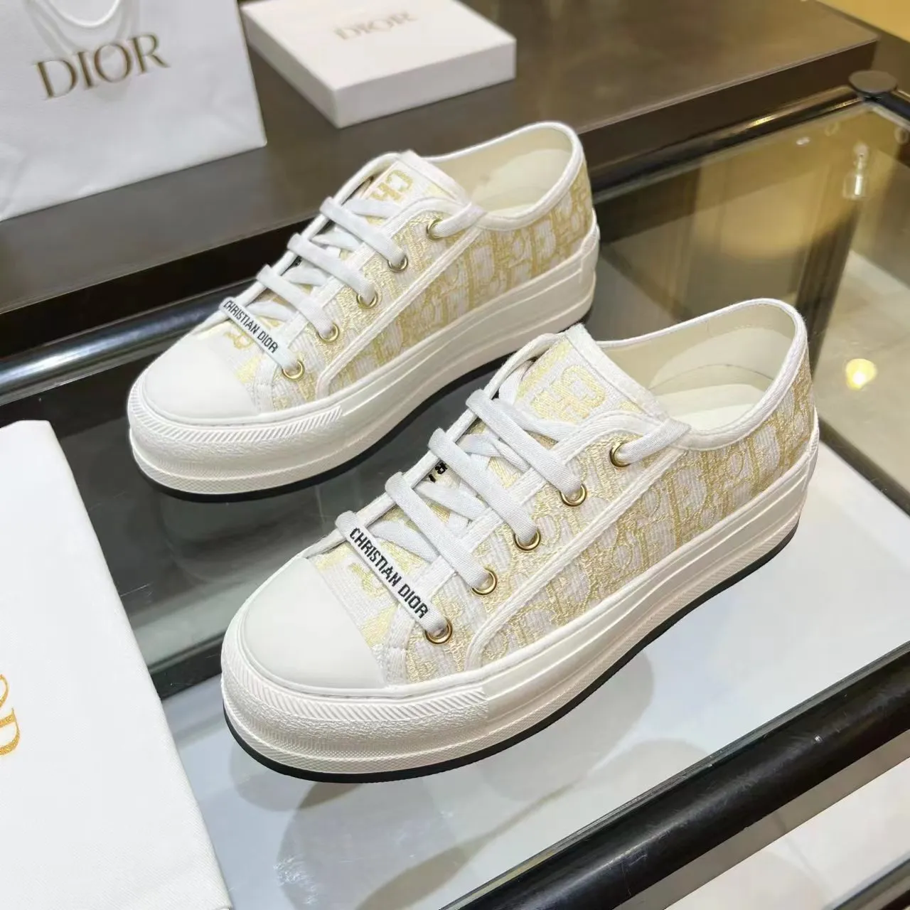 👟👟Ex-factory price 520👟👟 Dior’s 2025 Walk ‘n’ Dior embroidered mid-top casual shoes are new. On the fashion stage, Dior embroidered shoes are the well-deserved protagonist. Delicate stitching is used on the upper, every stitch is devoted to the craftsman's efforts, and every thread is woven with artistic poetry. From complex floral patterns to smart geometric textures, embroidery is like the magic that gives shoes life, allowing them to show dynamic beauty even in static conditions.   Wearing Dior embroidered shoes feels like stepping into a dream world full of art. It is not only a pair of shoes, but also a walking piece of art that perfectly integrates fashion and culture. Whether you are strolling on the bustling city streets or attending important social occasions, Dior embroidered shoes can add unique charm to your style and become the focus of everyone's attention.   Choosing Dior embroidered shoes means choosing a persistent pursuit of quality and a unique understanding of fashion. Let it accompany you through every wonderful moment and leave your own fashion mark.  Material: Sheepskin lining, feet, silk cowhide, size 35-41, heel height 5cm